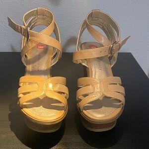 Elaine Turner Tan Strappy Sandals Platform Heels